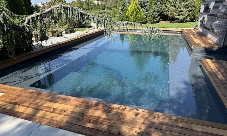 Betónový fóliový bazén na mieru s moderným dizajnom v záhrade