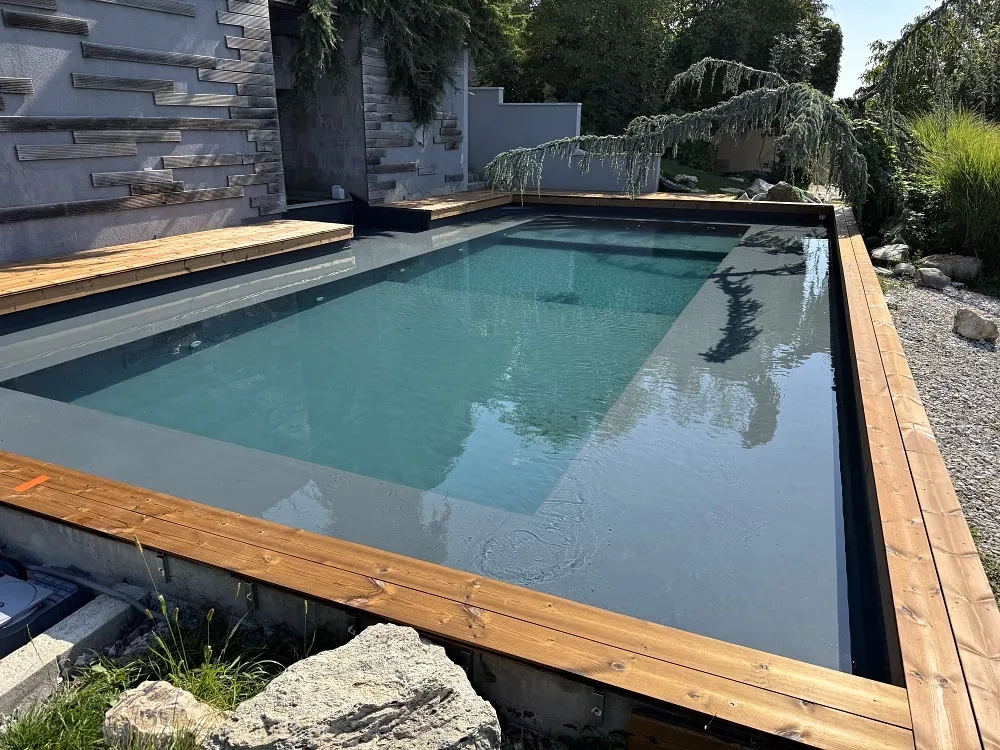 Betónový fóliový bazén s moderným vzhľadom v záhrade