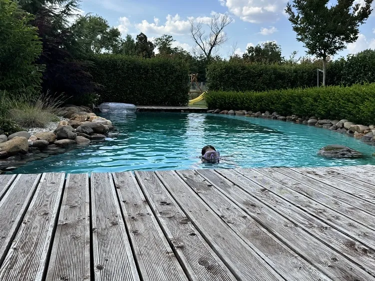 Biodesign bazén s prírodným dizajnom v záhrade