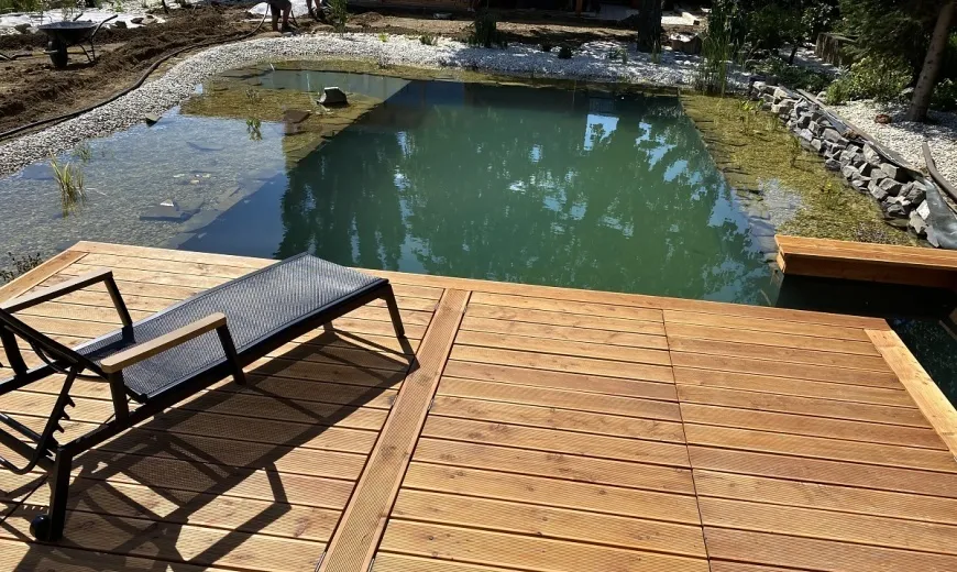 Kúpacie jazierko s čistou vodou a prírodným vzhľadom v záhrade