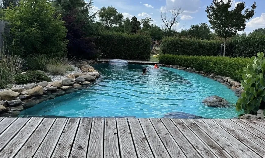 Biodesign bazén s prírodným vzhľadom zasadený do záhradnej architektúry